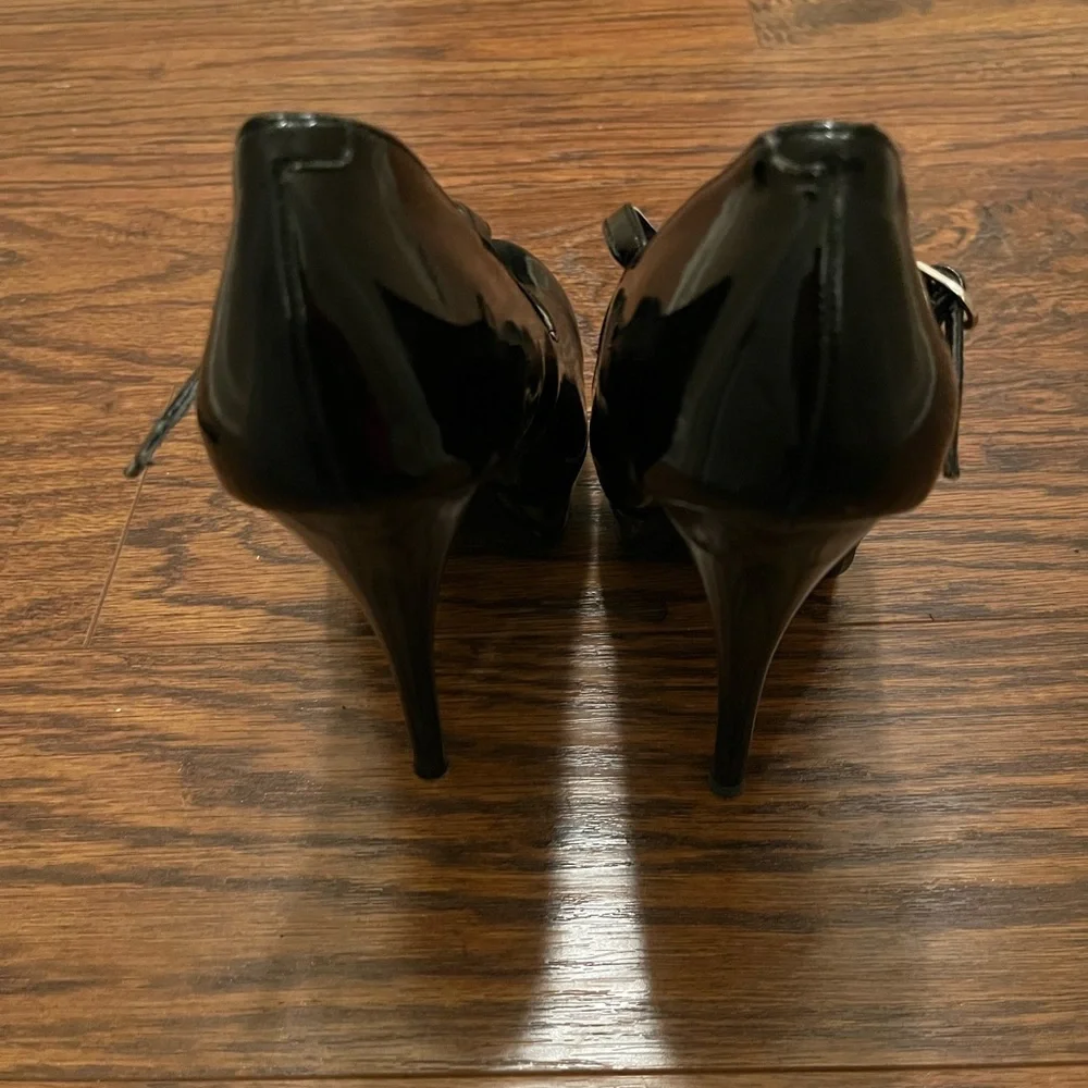 HERSTYLE GLOSSY BLACK BUCKLE STRAP HEELS